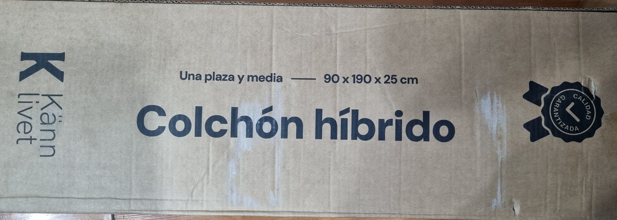 Caja con la marca Känn Livet y las medidas de 90 × 190 × 25 cm.