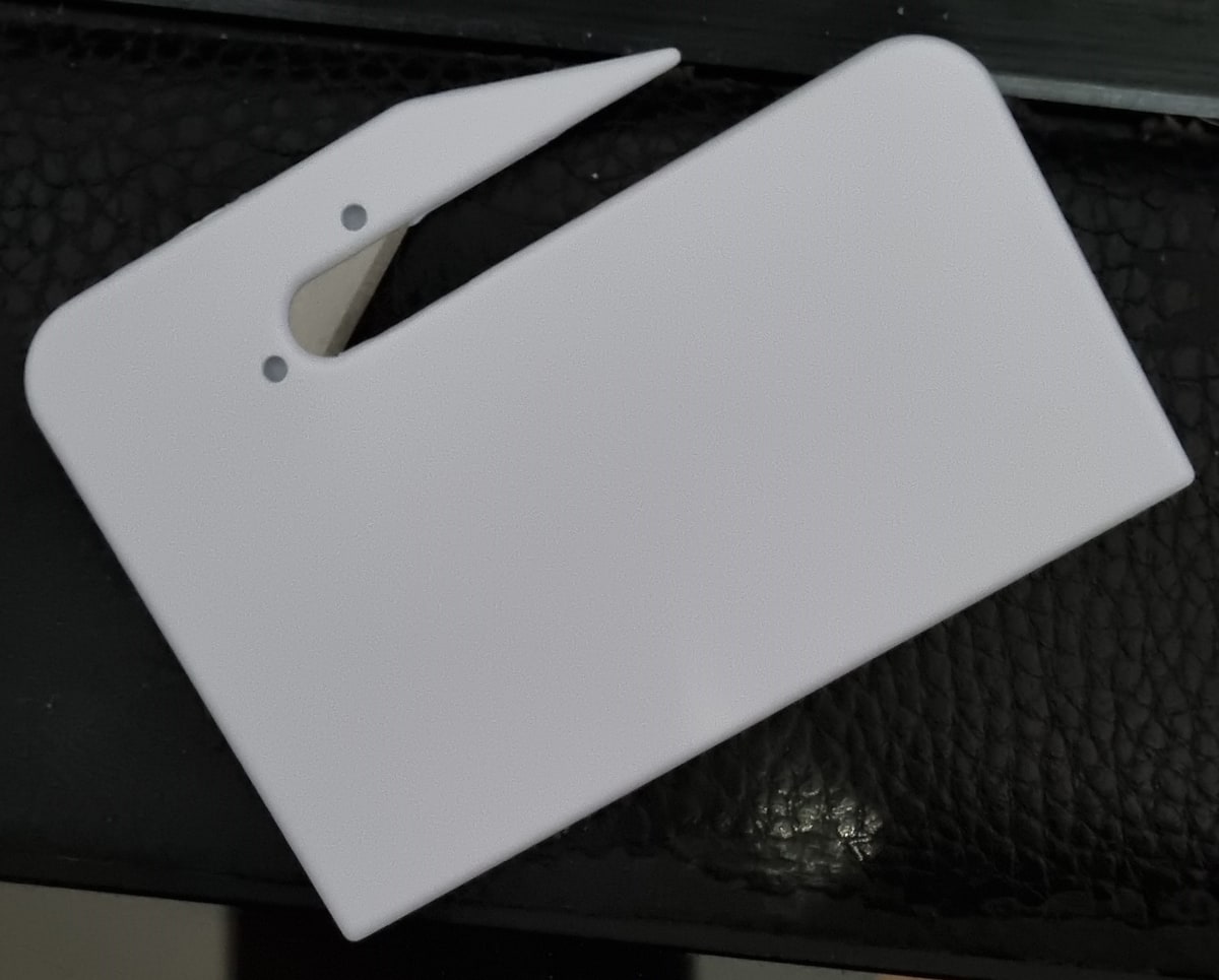 Cuchilla blanca con protector incluida para abrir el envoltorio plástico.